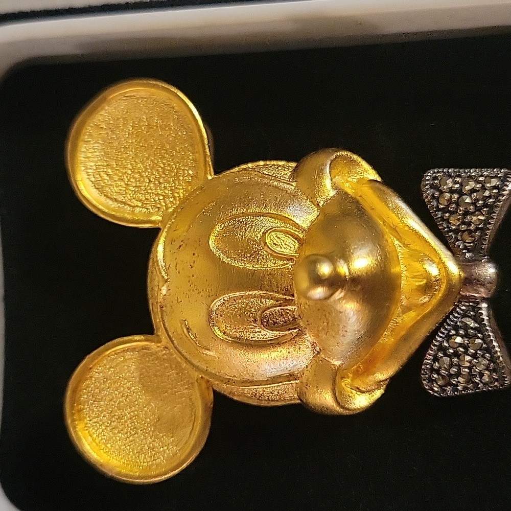 Rare Vintage Judith Jack Disney 3D Mickey Mouse Bowtie brooch. (116)
